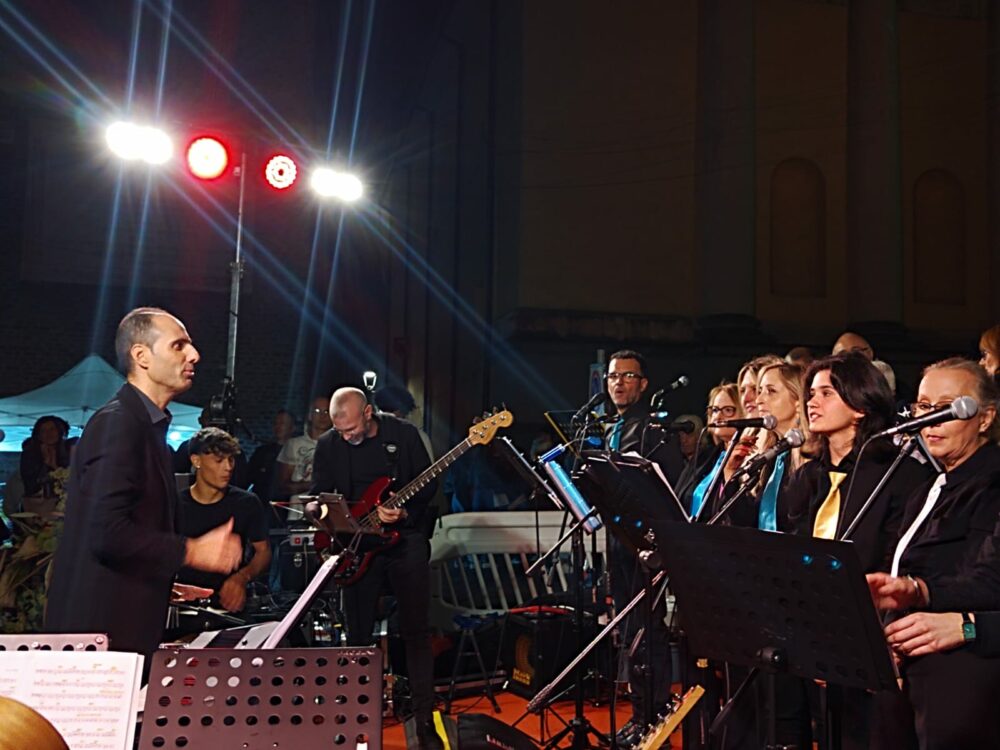 Gli Happy Singers Choir, coro veliterno diretto dal maestro Carlo Trenta.