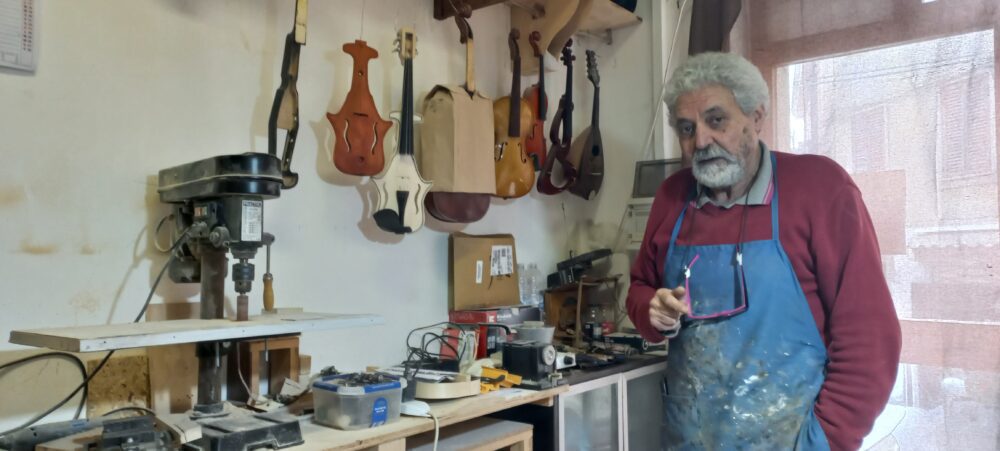 Incontro con Gianfranco Roffi nella sua bottega di Liuteria.